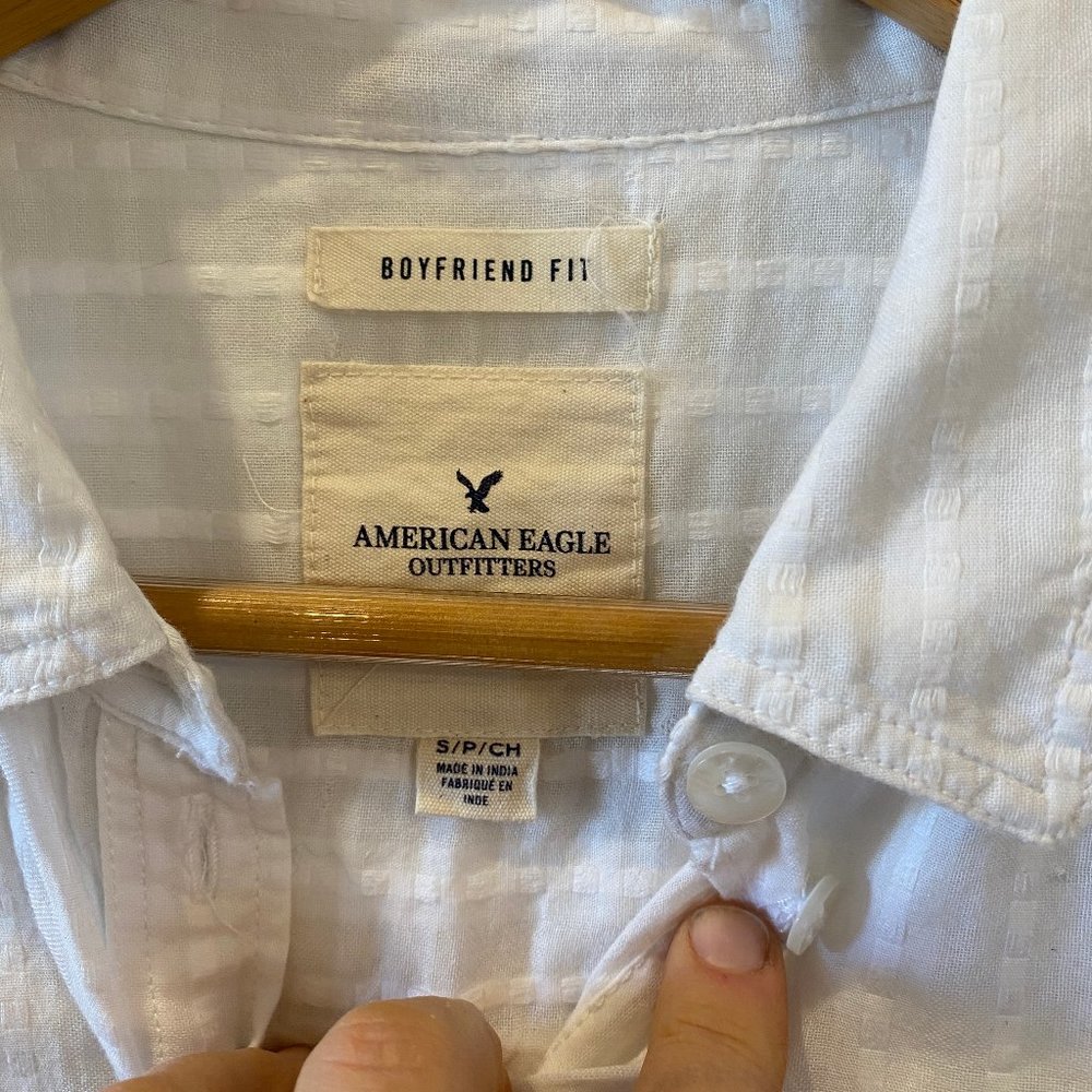 American Eagle Outfitters Boyfriend Fit long-sleeved button front top in size S - Picture 2 of 3